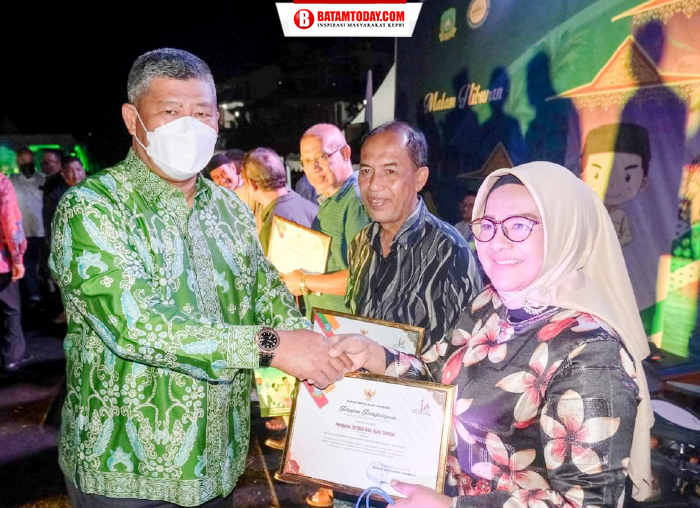 Bupati saat menyerahkan piagam penghargaan kepada perwakilan masyarakat Kecamatan Kute Siantan